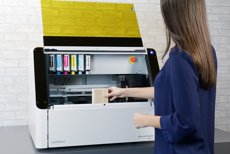 上海納艾升攜手RolandDG與上海海事大學(xué)聯(lián)袂亮相建平中學(xué)“建平杯”，AI智能小車賽道點(diǎn)燃科技熱情